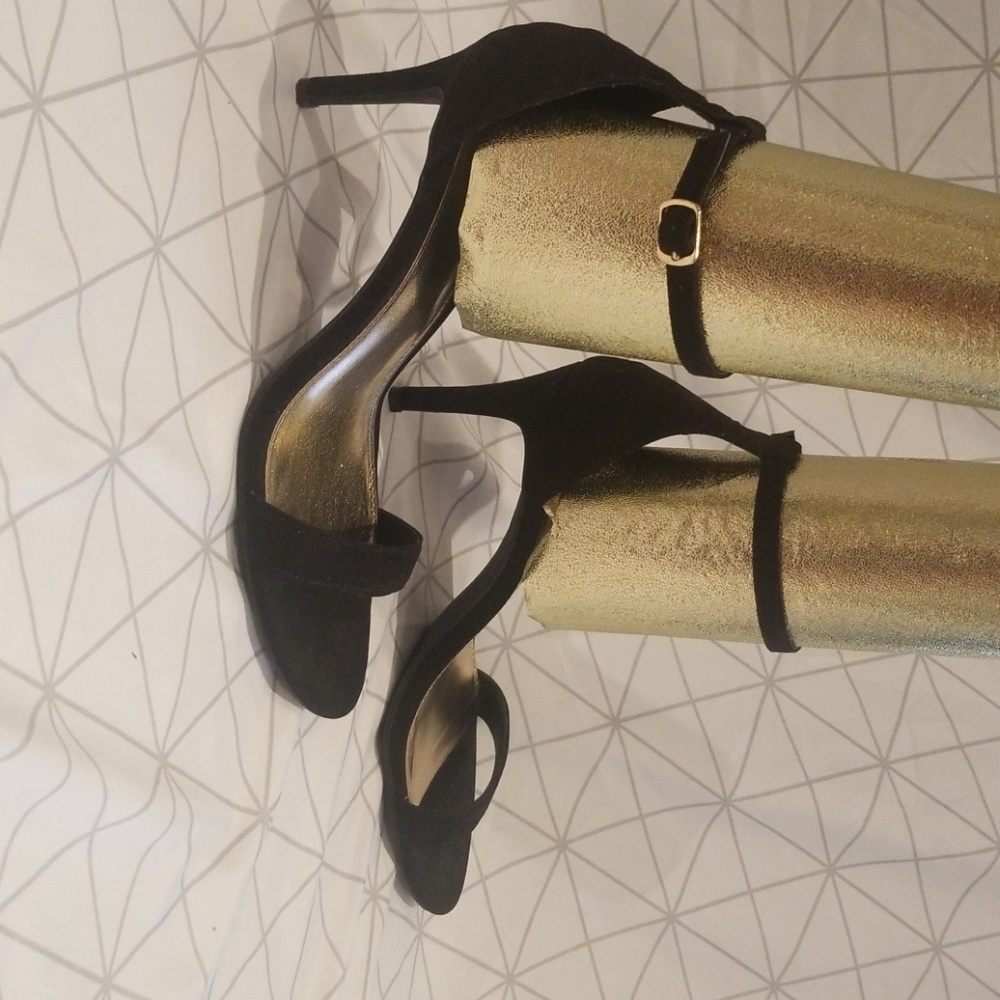 shoes - Picture 2 of 6
